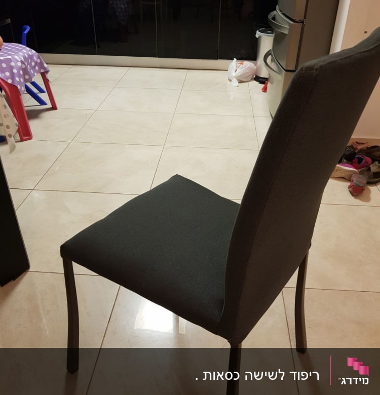 כיסא מרופד שחור על רצפת קרמיקה